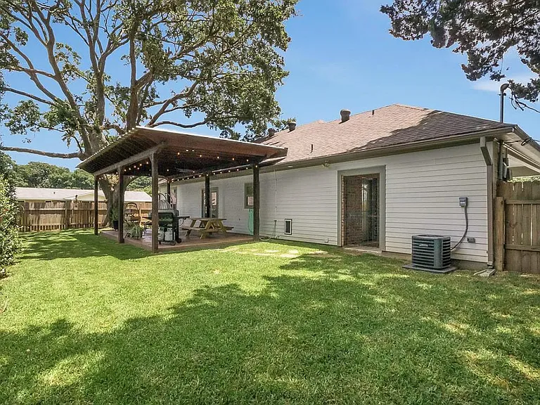 201 Churchill Dr — Photo 2