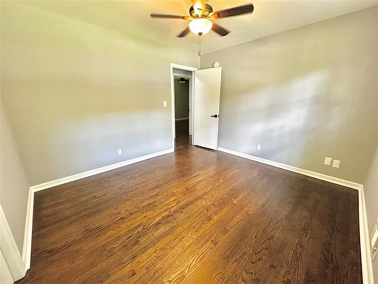 210 Suburban Dr NE — Photo 18