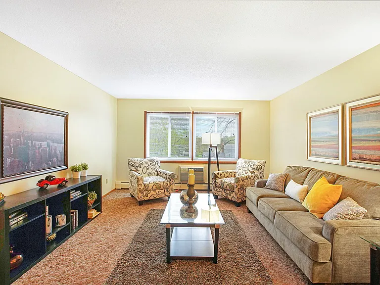 Moonraker Apartments — Photo 5