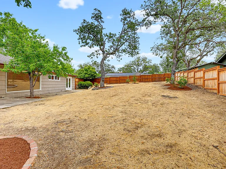 2100 Woodlawn Dr — Photo 26