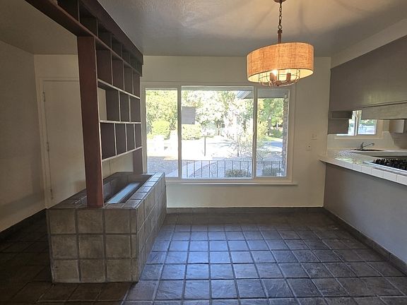 3rd image of 3739 Circle Dr W