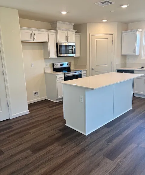 611 Skyler Ln — Photo 3