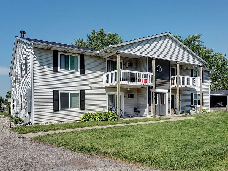 319 Oxford Ct #4 — Photo 2