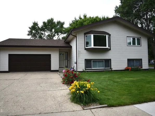 701 E Wachter Ave, Bismarck, ND 58504