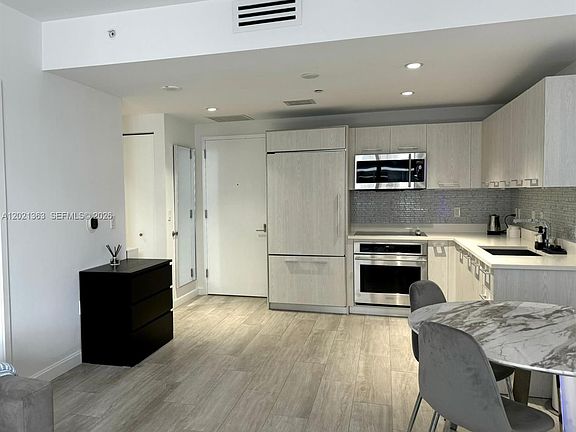 4th image of 45 SW 9th St APT 3107