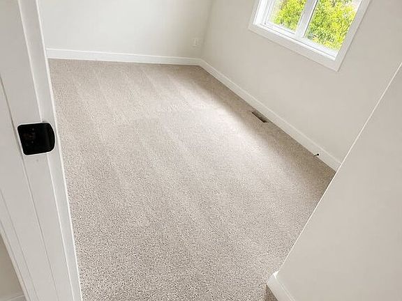 4th image of 10511 157th St NW Unit 3