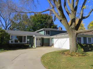 856 N Fairway Dr, Palatine, IL 60067