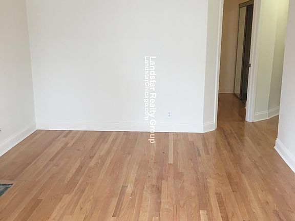 3rd image of 902 W Montrose Ave APT 1