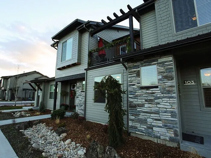 3 bed, 3.0 bath, 1497 sqft, $2,200 — Photo 3