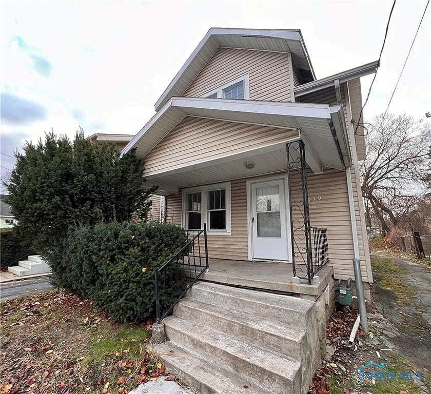 1939 Clinton St photo 1