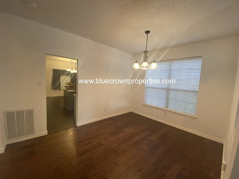 4 bed, 2.5 bath, 2640 sqft, $2,900 — Photo 4