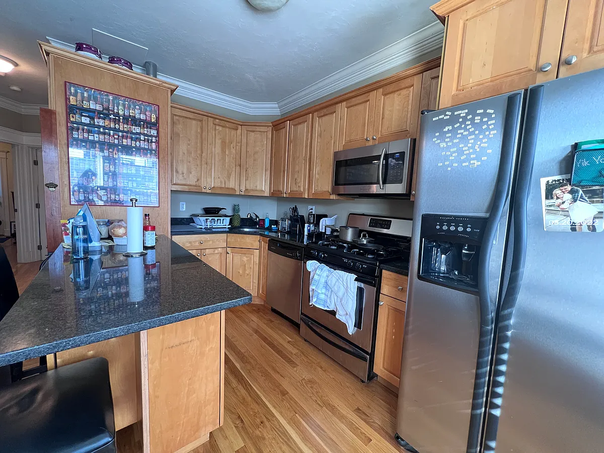 Building Photo - 132 W 8th St #3