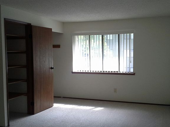 4th image of 137 149th Ave NE APT B