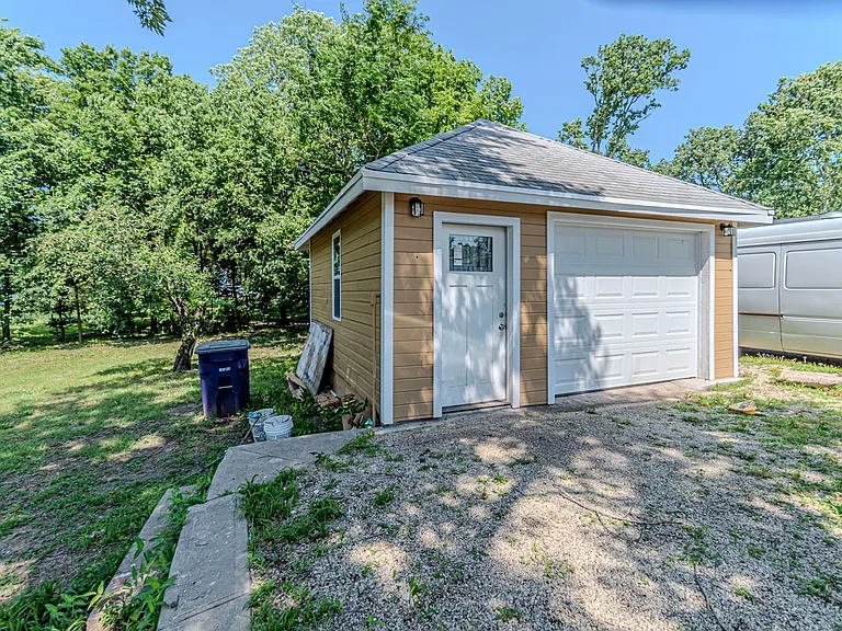 829 Broadway Ave — Photo 40