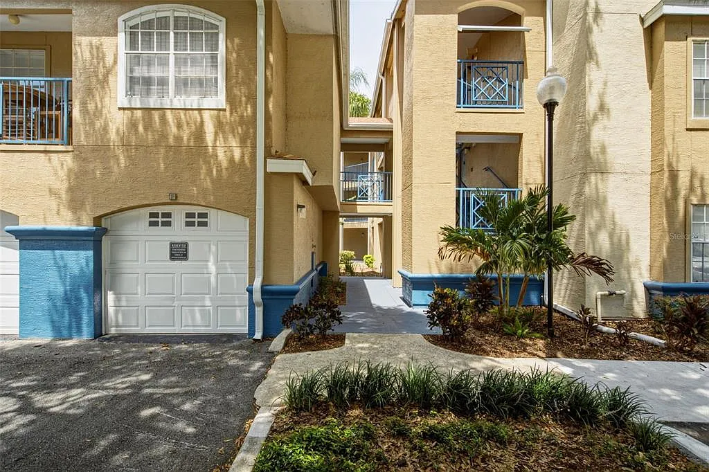 2 bed, 1.0 bath, 1021 sqft, $1,550 — Photo 2