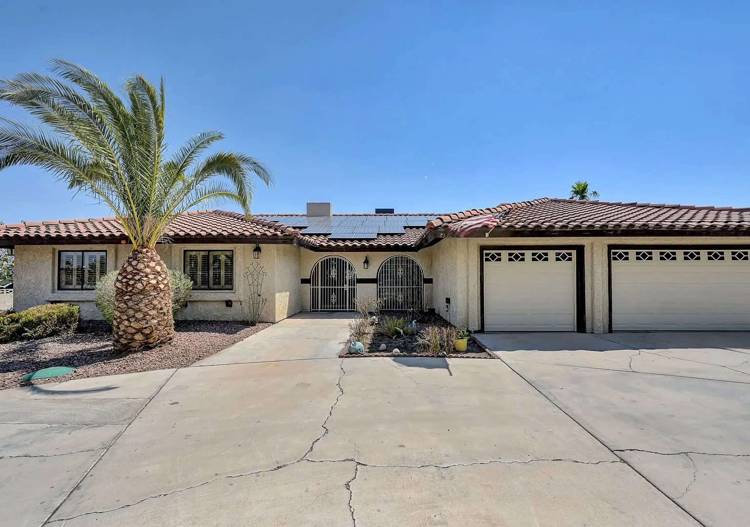 5-bedroom, 4-bathroom single-story home — Photo 1