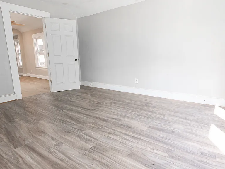 1600 E 49th St #2 — Photo 3