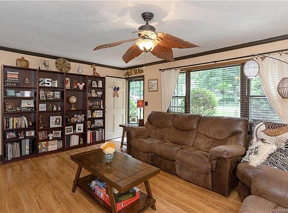 3rd image of 15 Horseshoe Dr