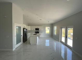 127 Carousel Ave, Labelle, FL 33935