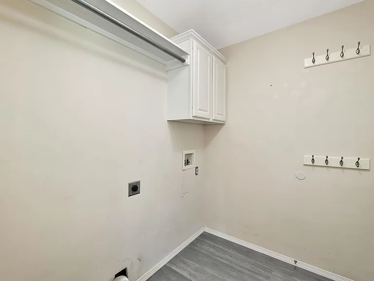 4923 Farmstead Ct — Photo 16