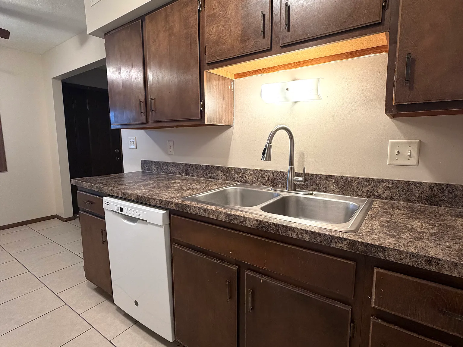 2 bed, 857 sqft, $925 — Photo 2