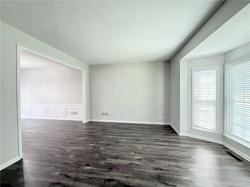 4 bed, 2.5 bath, 2378 sqft, $2,800 — Photo 3