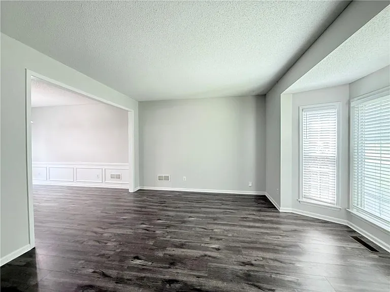 175 Sessingham Ln — Photo 3