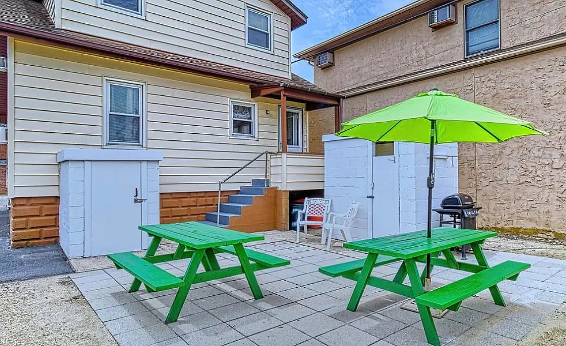 2 bed, 750 sqft, $2,200 — Photo 3