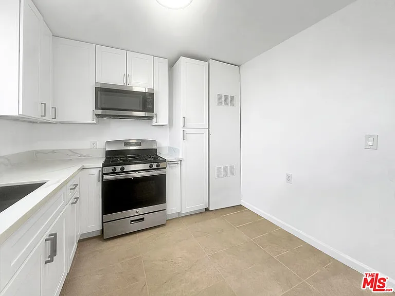 211 E 81st St #D — Photo 5