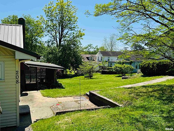 3rd image of 208 Poplar St