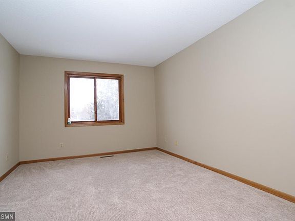 5th image of 1042 Pondview Ct