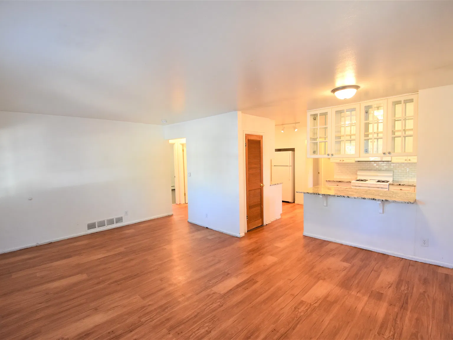 3 bed, 1400 sqft, $4,555 — Photo 2