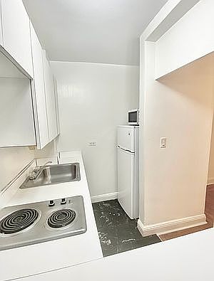 4th image of 330 E 43rd St APT 105