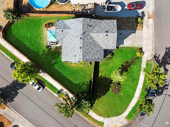 Large yard for entertaining or gardening>