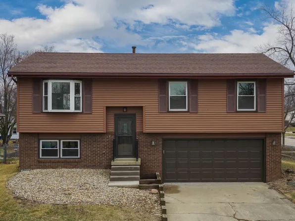 1 Sunshine Ct, Bloomington, IL 61704