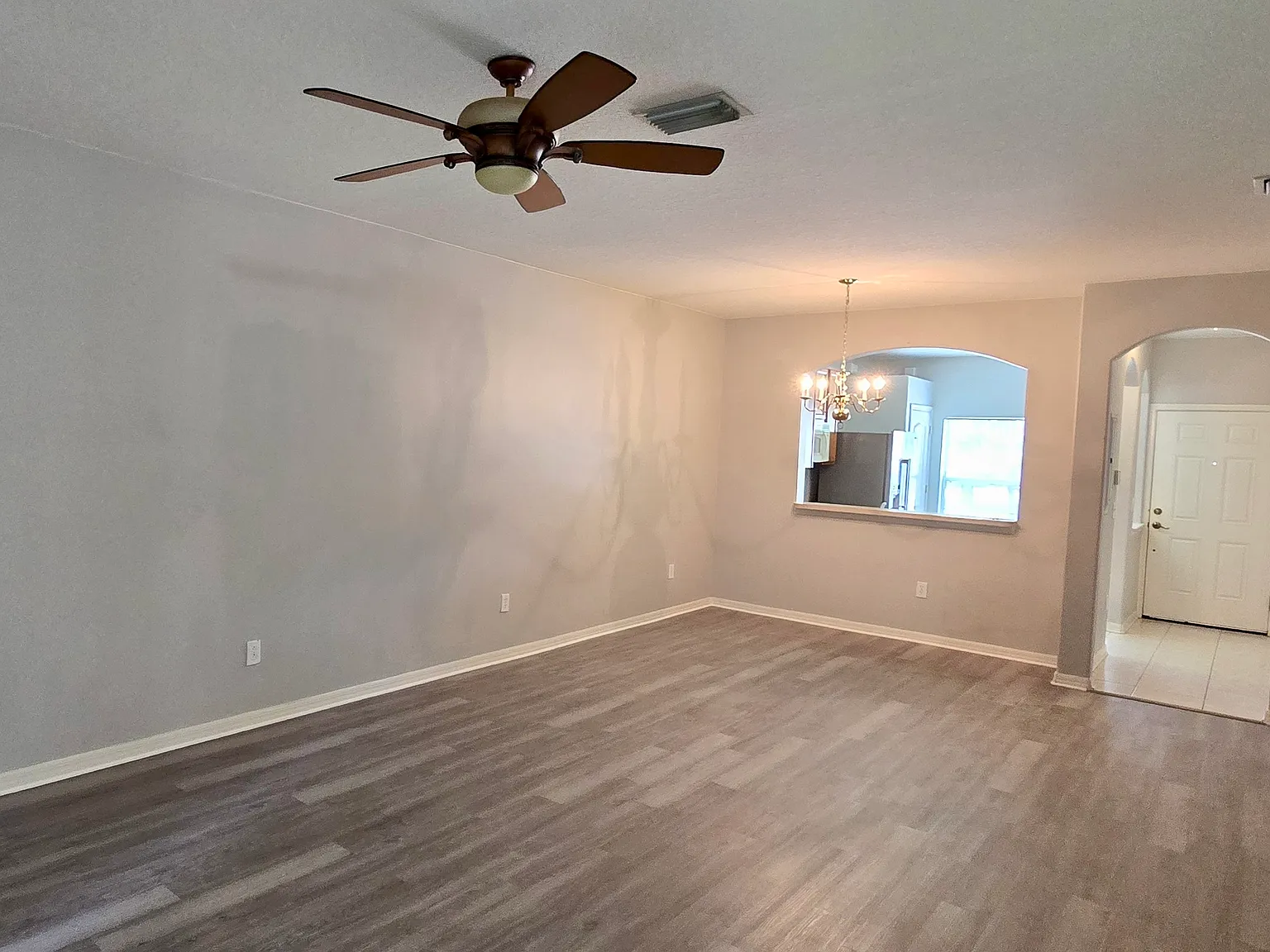 1104 Sleepy Oak Dr — Photo 2