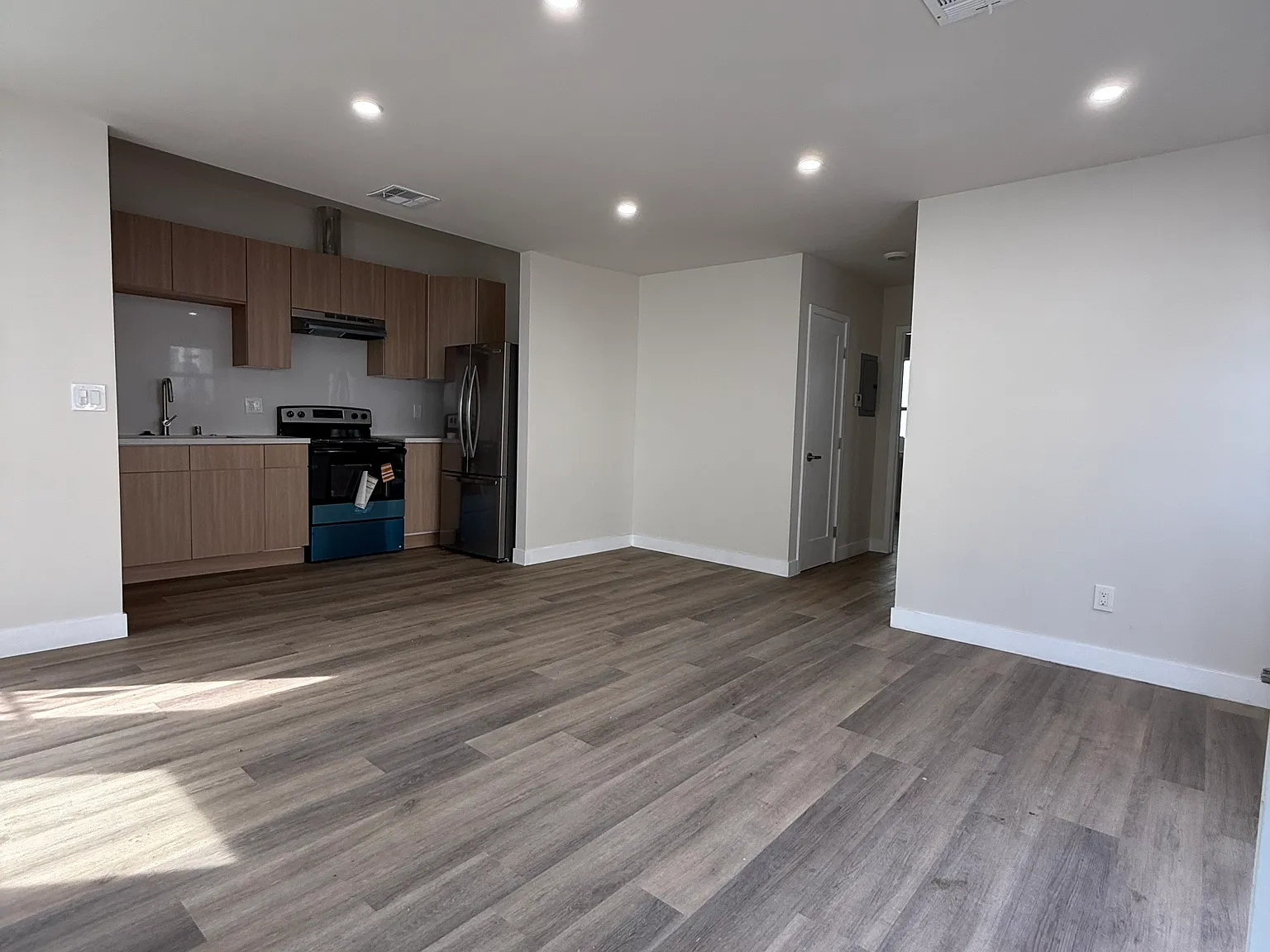 5023 Elmwood Ave — Photo 2