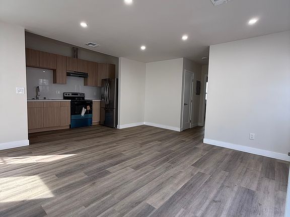 2nd image of 5023 Elmwood Ave #5023