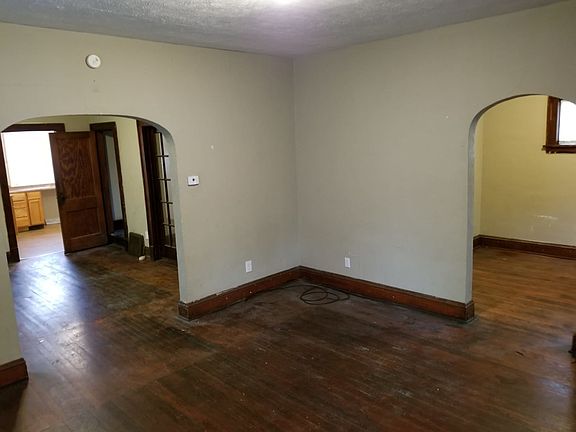2nd image of 1144 W Jefferson Blvd