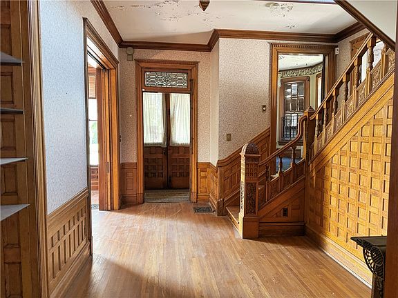 2nd image of 300 W Prairie Ave