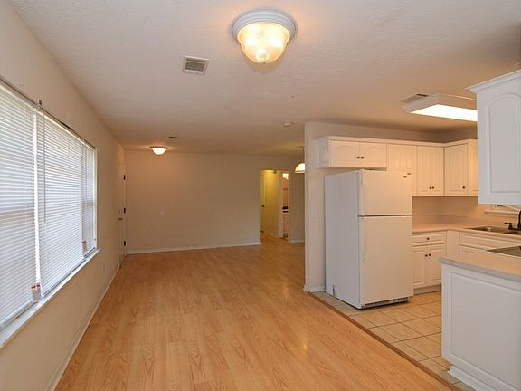 4th image of 2604 Nannette Dr