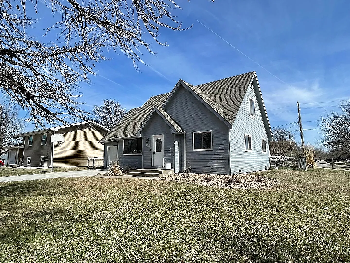 4 bed, 2597 sqft, $2,200 — Photo 2