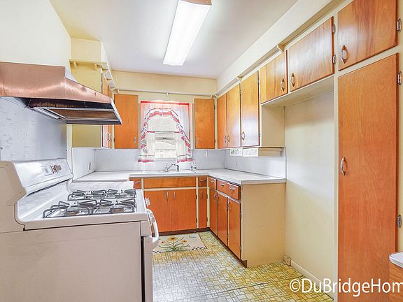 3rd image of 321 Thurston St SW