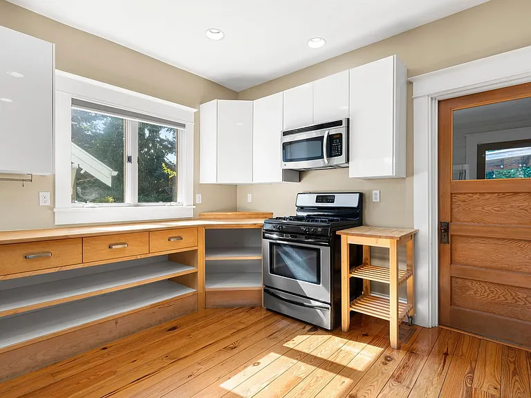 2047 N Sumner St — Photo 2