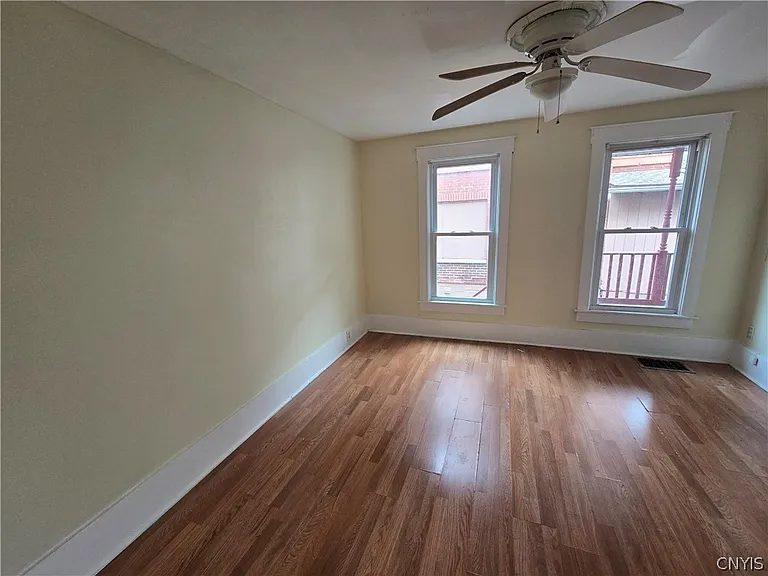 114 1/2 Freeman Ave — Photo 2
