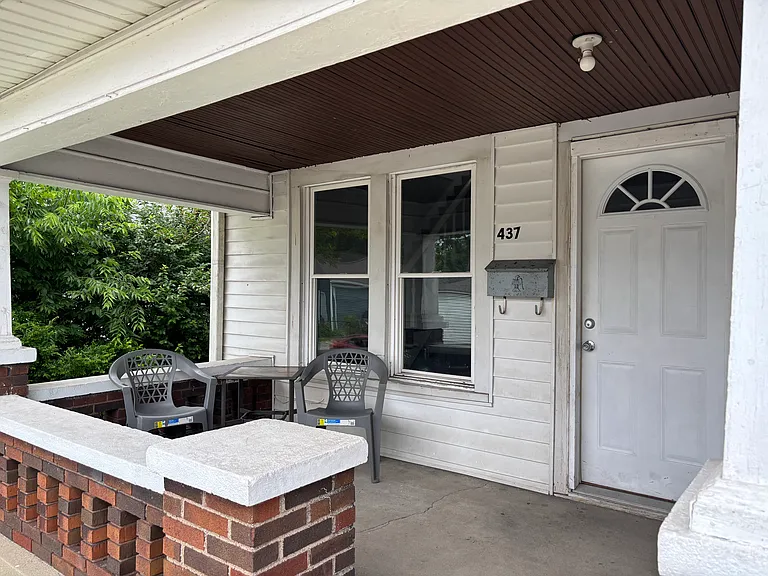 437 Leeds Ave — Photo 2