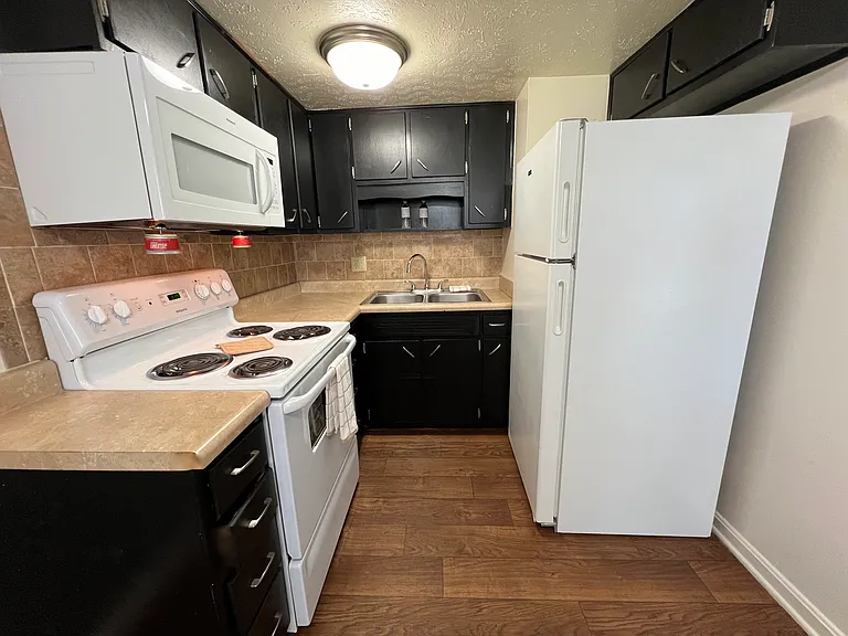 Mayfair Apartments — Photo 75