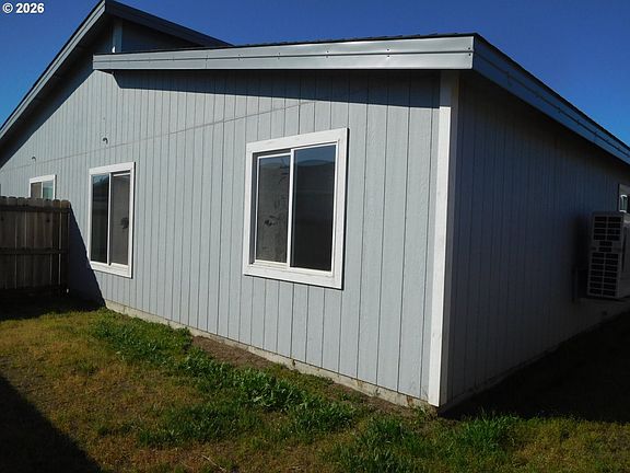 4th image of 1044 NE Emerald Dr