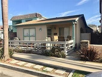 View of front of the property. Availble unit is located in the rear.