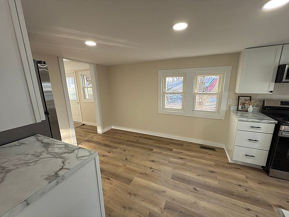 3rd image of 611 W Oak St
